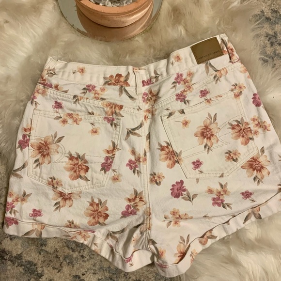 American Eagle Jean Shorts Size: 6 - Picture 3 of 5